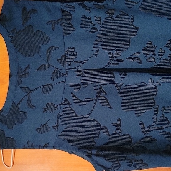 Apt 9, green blouse w/ black flowers. Tank top style w/ front adjustable zipper - Picture 4 of 5